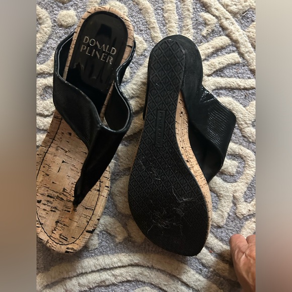 Donald Pliner - Picture 2 of 5